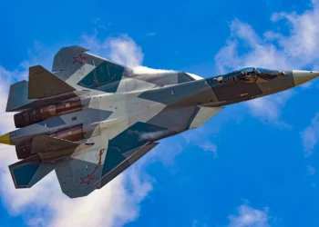 Caza ruso Sukhoi Su-57 en vuelo