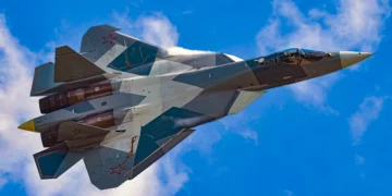 Caza ruso Sukhoi Su-57 en vuelo