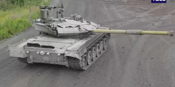 Tanques T-90M Proryv durante pruebas en una instalación de producción rusa.