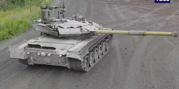 Tanques T-90M Proryv durante pruebas en una instalación de producción rusa.