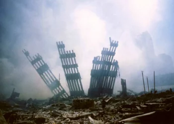 Restos del World Trade Center entre los escombros tras los atentados del 11 de septiembre de 2001 en Nueva York.