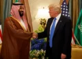 Donald Trump estrecha la mano de Mohammed bin Salman durante una reunión en Riad en 2017.