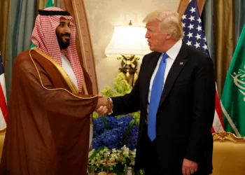 Donald Trump estrecha la mano de Mohammed bin Salman durante una reunión en Riad en 2017.