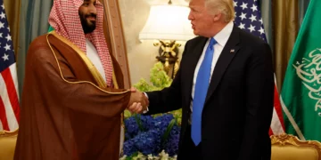 Donald Trump estrecha la mano de Mohammed bin Salman durante una reunión en Riad en 2017.