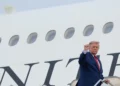 Donald Trump habla con periodistas durante un vuelo