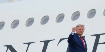 Donald Trump habla con periodistas durante un vuelo