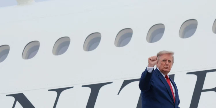 Donald Trump habla con periodistas durante un vuelo