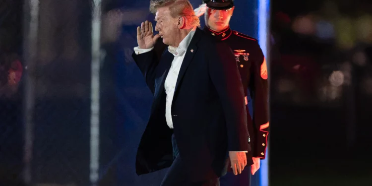 Donald Trump saluda al llegar desde el Marine One a la Ellipse, junto a la Casa Blanca, el 13 de septiembre de 2026, en Washington.