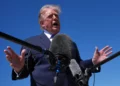 Donald Trump conversa con periodistas tras el despliegue de un tobogán inflable de emergencia en el Air Force One antes de abordar en la Base Conjunta Andrews, Maryland, el 9 de septiembre de 2026.