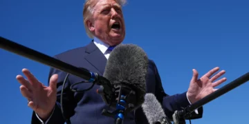 Donald Trump conversa con periodistas tras el despliegue de un tobogán inflable de emergencia en el Air Force One antes de abordar en la Base Conjunta Andrews, Maryland, el 9 de septiembre de 2026.