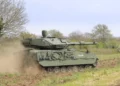 Tanque medio TULPAR de Otokar con torre HITFACT MkII de 120 mm de Leonardo durante pruebas de fuego real.