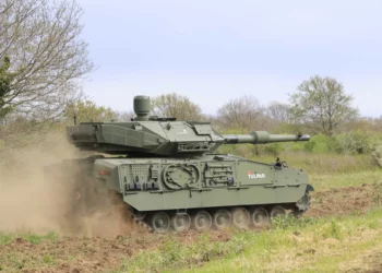 Tanque medio TULPAR de Otokar con torre HITFACT MkII de 120 mm de Leonardo durante pruebas de fuego real.