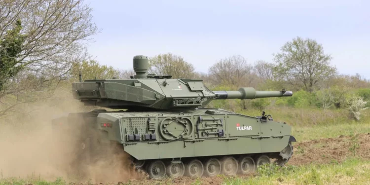 Tanque medio TULPAR de Otokar con torre HITFACT MkII de 120 mm de Leonardo durante pruebas de fuego real.