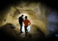 Personal de seguridad trabaja dentro de un túnel oculto en una antigua cisterna de agua en la aldea palestina de Al Jib, en Cisjordania.