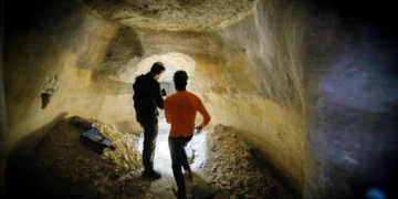 Personal de seguridad trabaja dentro de un túnel oculto en una antigua cisterna de agua en la aldea palestina de Al Jib, en Cisjordania.