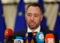 El ministro de Relaciones Exteriores de Bélgica, Maxime Prevot, habla con la prensa al llegar a una reunión de ministros de Exteriores de la Unión Europea en Bruselas.