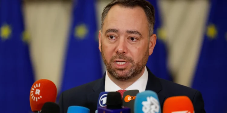 El ministro de Relaciones Exteriores de Bélgica, Maxime Prevot, habla con la prensa al llegar a una reunión de ministros de Exteriores de la Unión Europea en Bruselas.