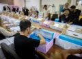 Trabajadores preparan urnas para las elecciones israelíes en el almacén del Comité Central de Elecciones en Shoham, el 12 de octubre de 2022.
