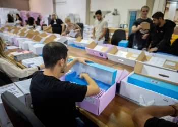 Trabajadores preparan urnas para las elecciones israelíes en el almacén del Comité Central de Elecciones en Shoham, el 12 de octubre de 2022.