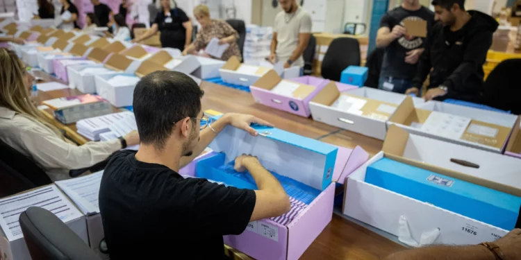 Trabajadores preparan urnas para las elecciones israelíes en el almacén del Comité Central de Elecciones en Shoham, el 12 de octubre de 2022.
