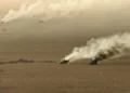 Vehículos militares en llamas en Al Jawf, Arabia Saudita, en una imagen difundida por el centro de medios hutí el 15 de septiembre de 2026.