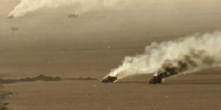 Vehículos militares en llamas en Al Jawf, Arabia Saudita, en una imagen difundida por el centro de medios hutí el 15 de septiembre de 2026.