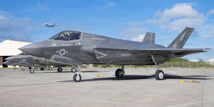 Cazas F-35B Lightning II del VMFA-533 durante el despliegue del escuadrón estadounidense hacia Japón.