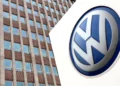 Logotipo de Volkswagen frente a un edificio de la compañía en Wolfsburgo, Alemania, el 13 de abril de 2018.