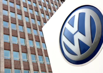 Logotipo de Volkswagen frente a un edificio de la compañía en Wolfsburgo, Alemania, el 13 de abril de 2018.