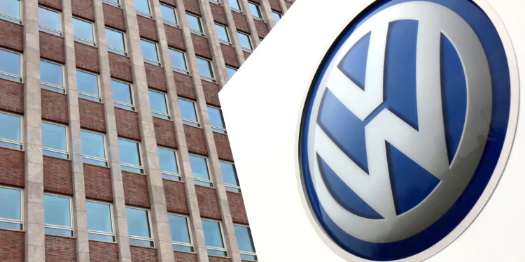 Logotipo de Volkswagen frente a un edificio de la compañía en Wolfsburgo, Alemania, el 13 de abril de 2018.