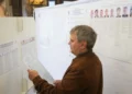 Un votante observa una papeleta en las elecciones parlamentarias en Moscú, el 18 de septiembre de 2026.