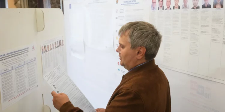 Un votante observa una papeleta en las elecciones parlamentarias en Moscú, el 18 de septiembre de 2026.