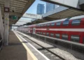 Pasajeros usando dispositivos electrónicos durante un viaje en tren