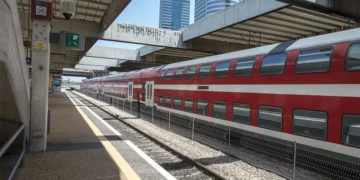 Pasajeros usando dispositivos electrónicos durante un viaje en tren