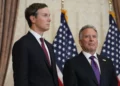 Los enviados de la Casa Blanca Jared Kushner y Steve Witkoff durante una conferencia de prensa tras una reunión con representantes de Pakistán e Irán en Islamabad, el 12 de abril de 2026.