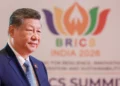 El presidente chino Xi Jinping llega a la cumbre de los BRICS en Nueva Delhi, India, el 12 de septiembre de 2026.