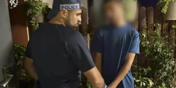 Yaqoub Shibli durante su arresto el 16 de agosto por presuntamente jurar lealtad al Estado Islámico.