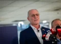 El embajador de Israel en Estados Unidos, Yechiel Leiter, llega al Centro Médico Shaare Zedek de Jerusalén después de que su hijo, un soldado de las FDI, fuera hospitalizado en estado grave tras un ataque con un automóvil, el 24 de septiembre de 2026.
