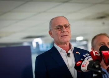 El embajador israelí en Estados Unidos, Yechiel Leiter, llega al Centro Médico Shaare Zedek en Jerusalén el 24 de septiembre de 2026.