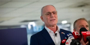 El embajador de Israel en Estados Unidos, Yechiel Leiter, llega al Centro Médico Shaare Zedek de Jerusalén después de que su hijo, un soldado de las FDI, fuera hospitalizado en estado grave tras un ataque con un automóvil, el 24 de septiembre de 2026.