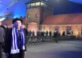 Yehuda Widawski, sobreviviente del Holocausto nacido en Polonia y residente en Tel Aviv, llega a una ceremonia por el 70.º aniversario de la liberación de Auschwitz-Birkenau, el 27 de enero de 2015.