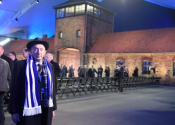 Yehuda Widawski, sobreviviente del Holocausto nacido en Polonia y residente en Tel Aviv, llega a una ceremonia por el 70.º aniversario de la liberación de Auschwitz-Birkenau, el 27 de enero de 2015.