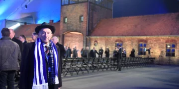 Yehuda Widawski, sobreviviente del Holocausto nacido en Polonia y residente en Tel Aviv, llega a una ceremonia por el 70.º aniversario de la liberación de Auschwitz-Birkenau, el 27 de enero de 2015.