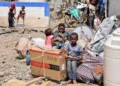Yemeníes desplazados por los combates instalan refugios en Taiz