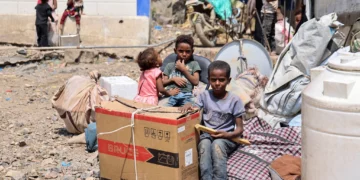 Yemeníes desplazados por los combates instalan refugios en Taiz