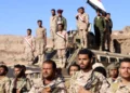 Fuerzas del gobierno de Yemen junto a un vehículo militar