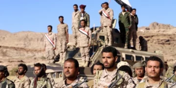 Fuerzas del gobierno de Yemen junto a un vehículo militar