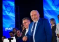 Avigdor Liberman, presidente de Yisrael Beytenu, y miembros del partido durante un acto electoral en Tel Aviv, 6 de septiembre de 2026.