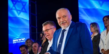 Avigdor Liberman, presidente de Yisrael Beytenu, y miembros del partido durante un acto electoral en Tel Aviv, 6 de septiembre de 2026.