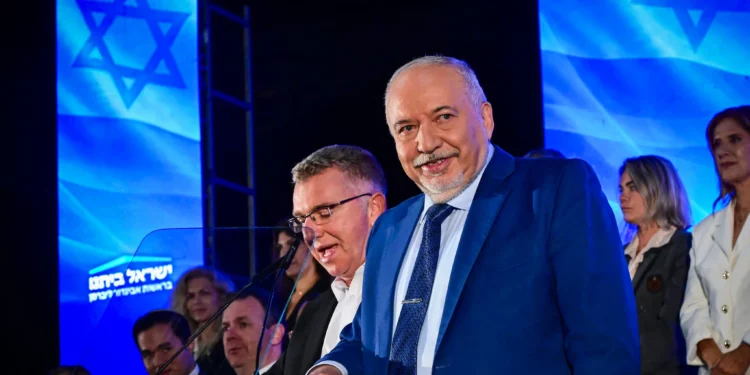 Avigdor Liberman, presidente de Yisrael Beytenu, y miembros del partido durante un acto electoral en Tel Aviv, 6 de septiembre de 2026.
